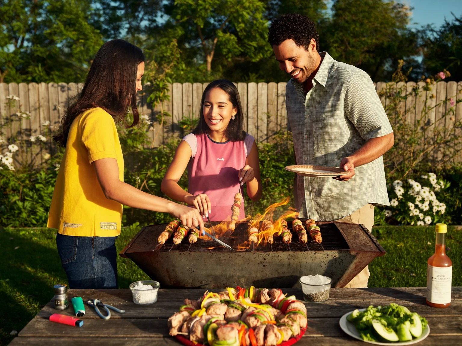 Illustration d'un espace extérieur aménagé pour la cuisson au barbecue.