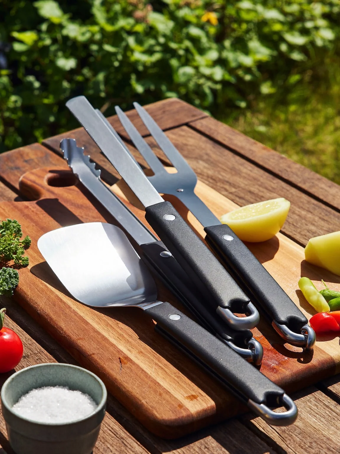 Illustration en gros plan de grilles et d'accessoires de barbecue.