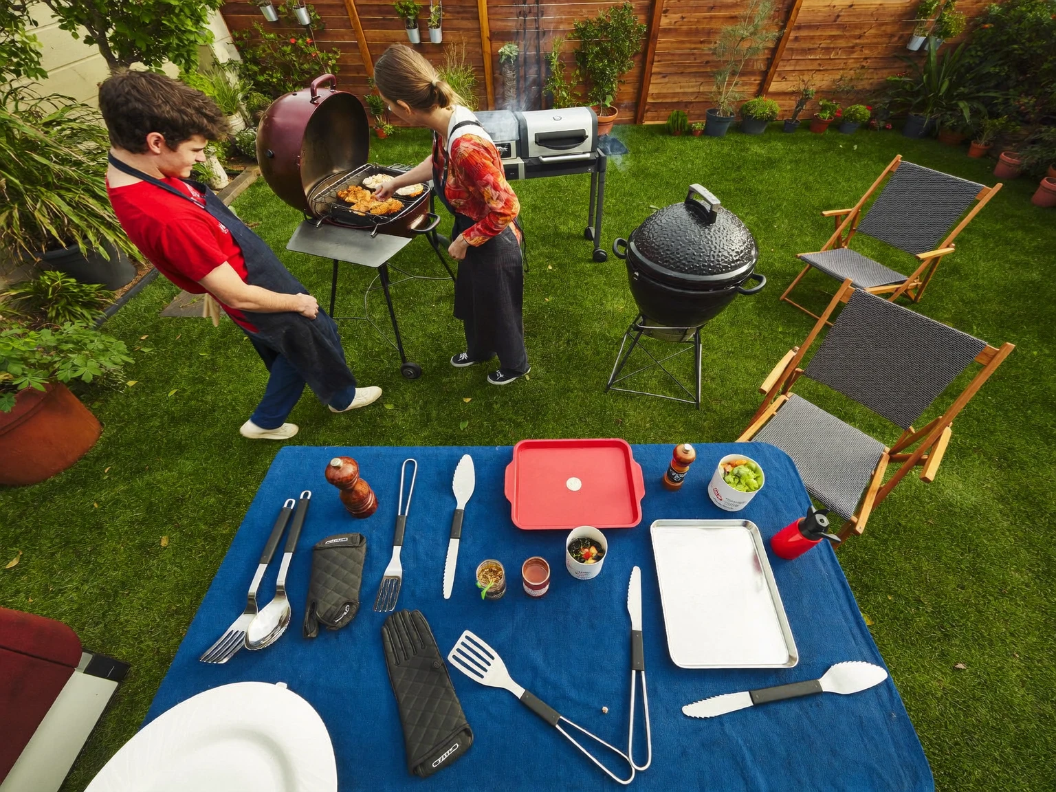 Illustration d'une table dressée à la fin d'un repas barbecue.
